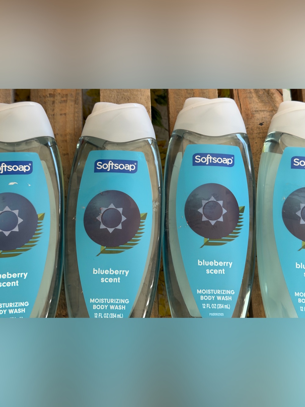 4- Softsoap Blueberry Scent Moisturizing Body Wash